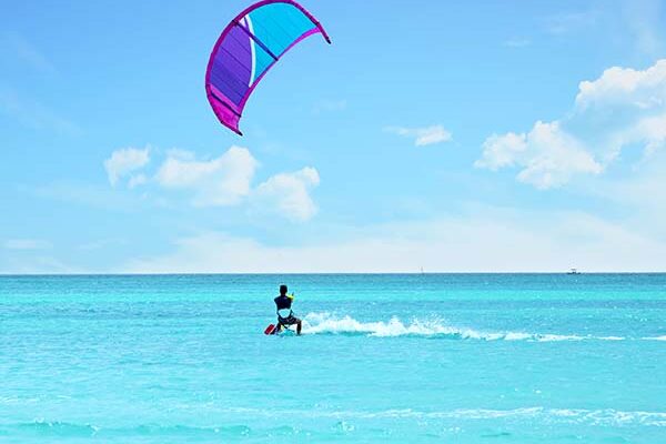 Kite surfing at Aruba island in the caribbean sea faire du kitesurf martinique
