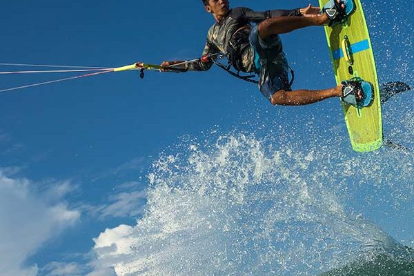 Kite surfing. kitsurfeur saut