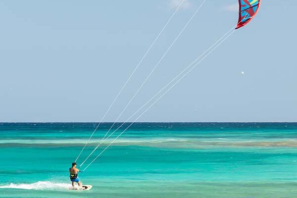 kitesurfer surfing on a flat azure water of Atlantic ocean in Corralejo apprentissage kitesurf