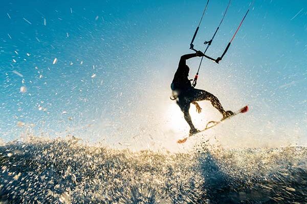 Surfer jumping at the sunset faire du kitesurf martinique